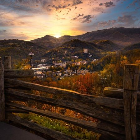 Moonshine Chalet, Hot Tub, Pool Access, Wifi, 1089 Free Tickets Each Paid Day, Dollywood And More Gatlinburg Exterior foto