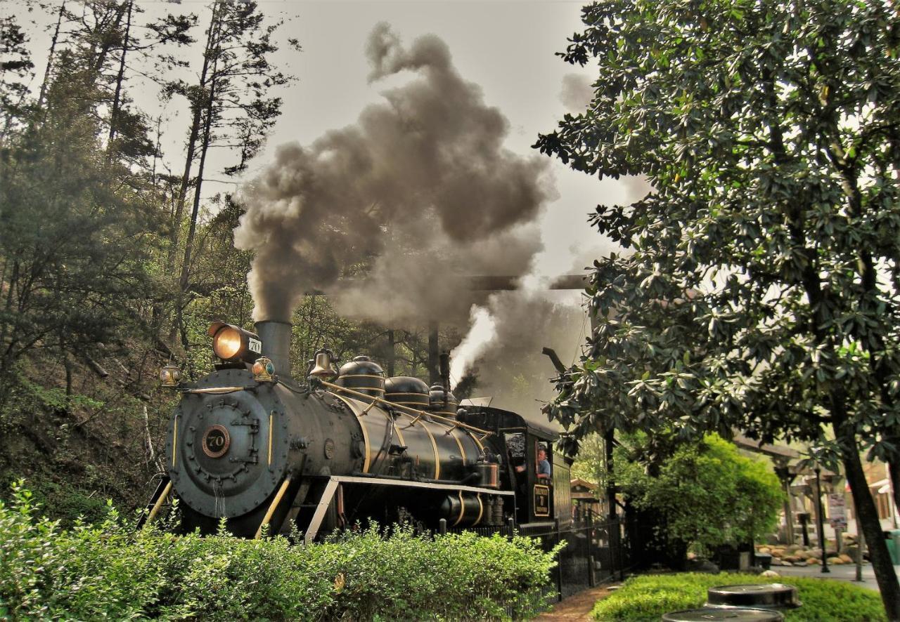 Moonshine Chalet, Hot Tub, Pool Access, Wifi, 1089 Free Tickets Each Paid Day, Dollywood And More Gatlinburg Exterior foto