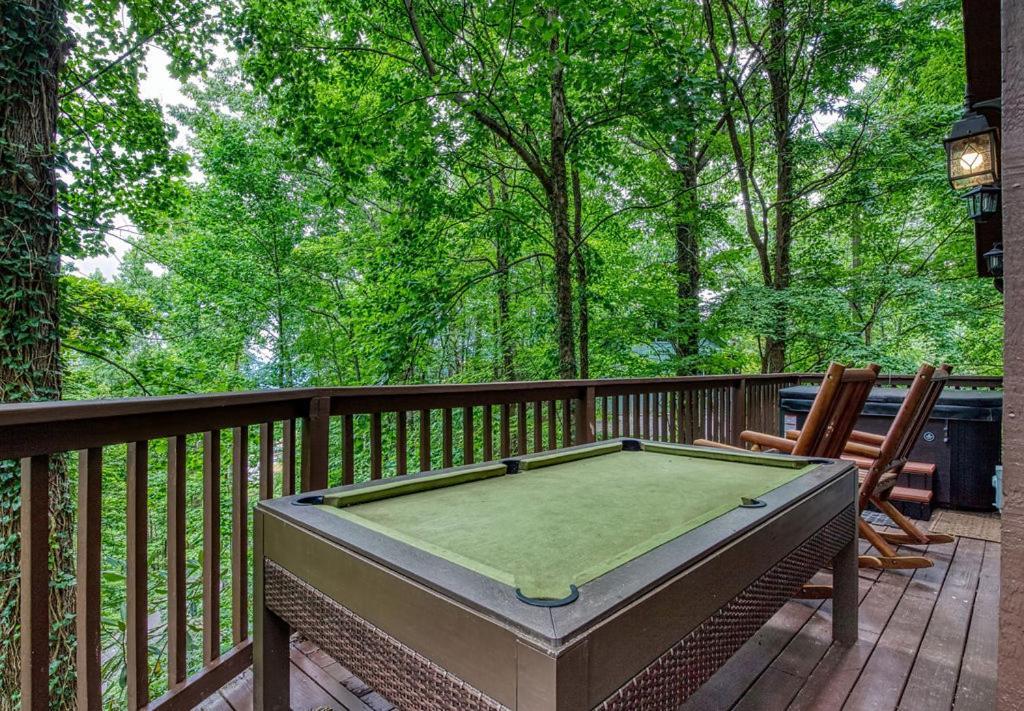 Moonshine Chalet, Hot Tub, Pool Access, Wifi, 1089 Free Tickets Each Paid Day, Dollywood And More Gatlinburg Exterior foto