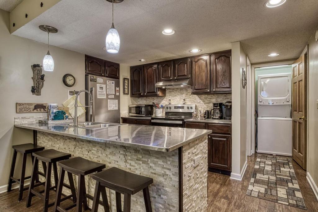 Moonshine Chalet, Hot Tub, Pool Access, Wifi, 1089 Free Tickets Each Paid Day, Dollywood And More Gatlinburg Exterior foto
