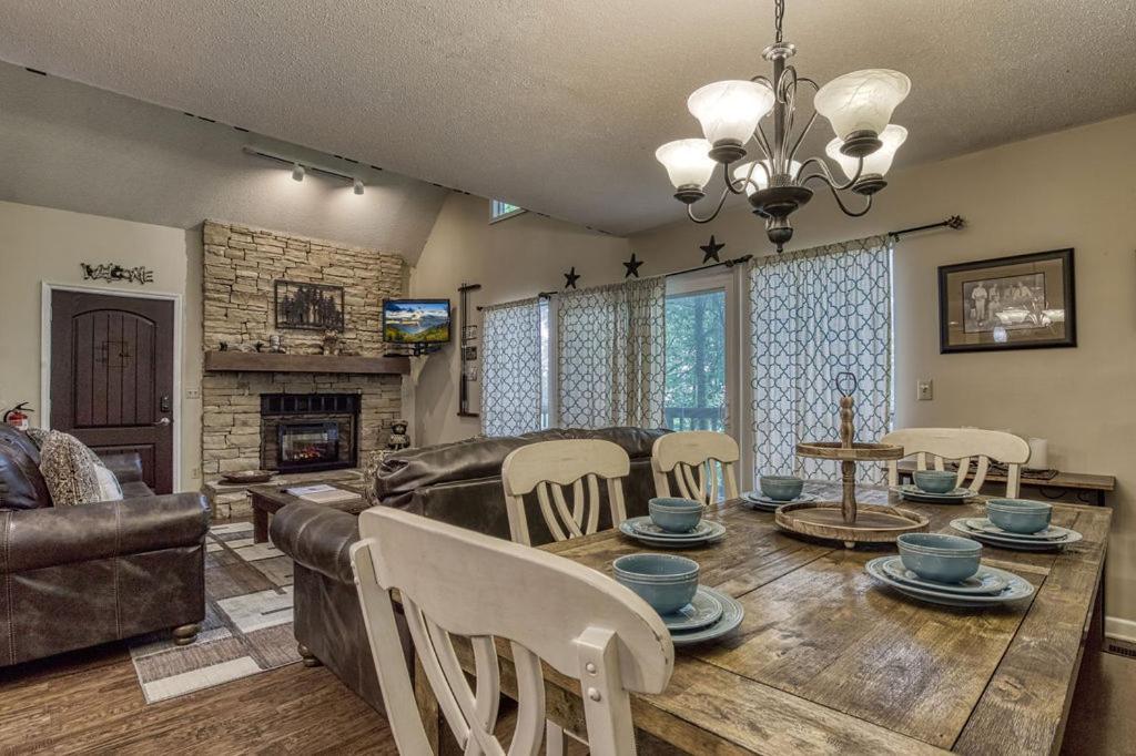 Moonshine Chalet, Hot Tub, Pool Access, Wifi, 1089 Free Tickets Each Paid Day, Dollywood And More Gatlinburg Exterior foto