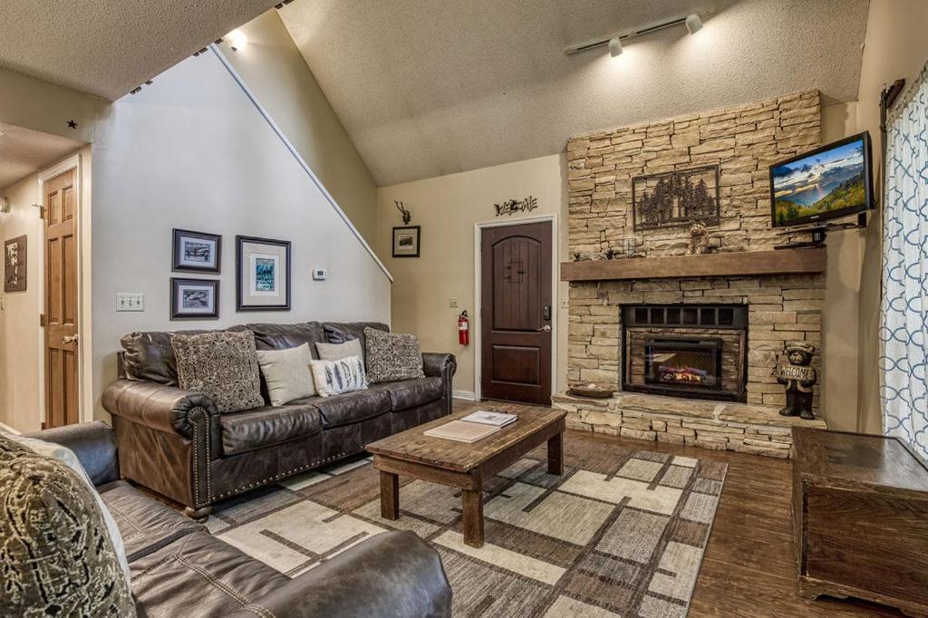 Moonshine Chalet, Hot Tub, Pool Access, Wifi, 1089 Free Tickets Each Paid Day, Dollywood And More Gatlinburg Exterior foto