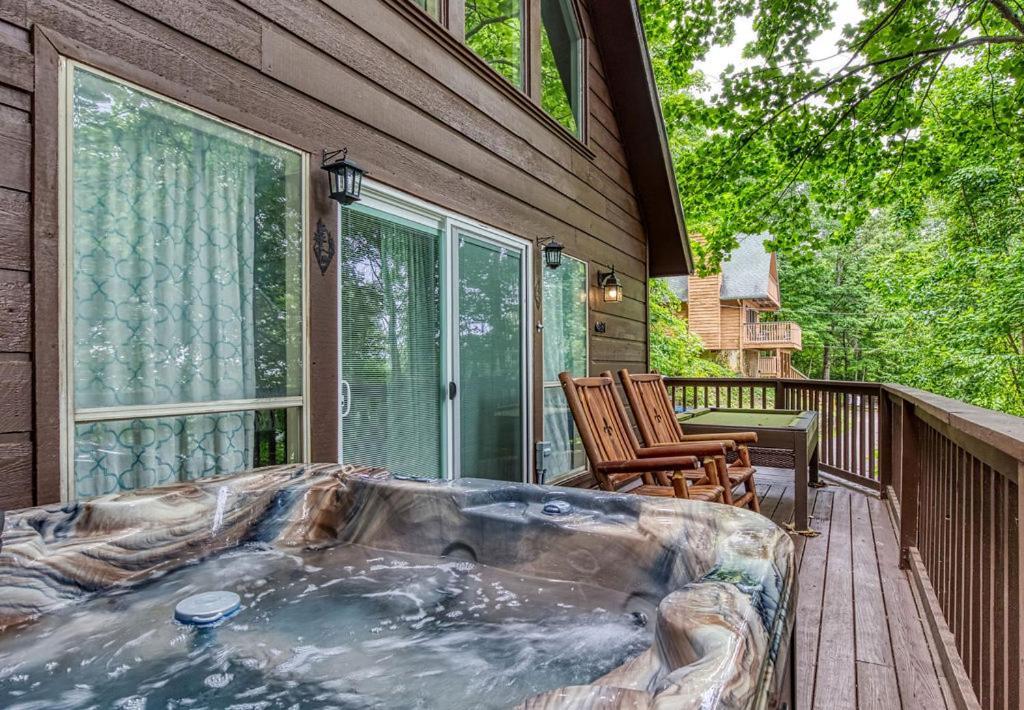 Moonshine Chalet, Hot Tub, Pool Access, Wifi, 1089 Free Tickets Each Paid Day, Dollywood And More Gatlinburg Exterior foto
