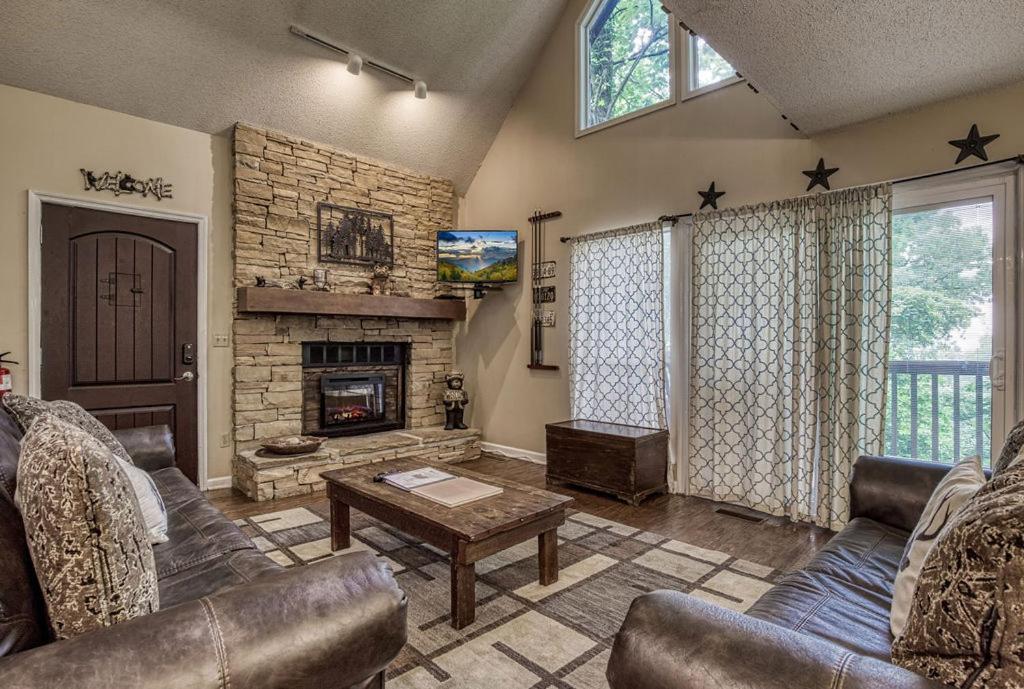 Moonshine Chalet, Hot Tub, Pool Access, Wifi, 1089 Free Tickets Each Paid Day, Dollywood And More Gatlinburg Exterior foto