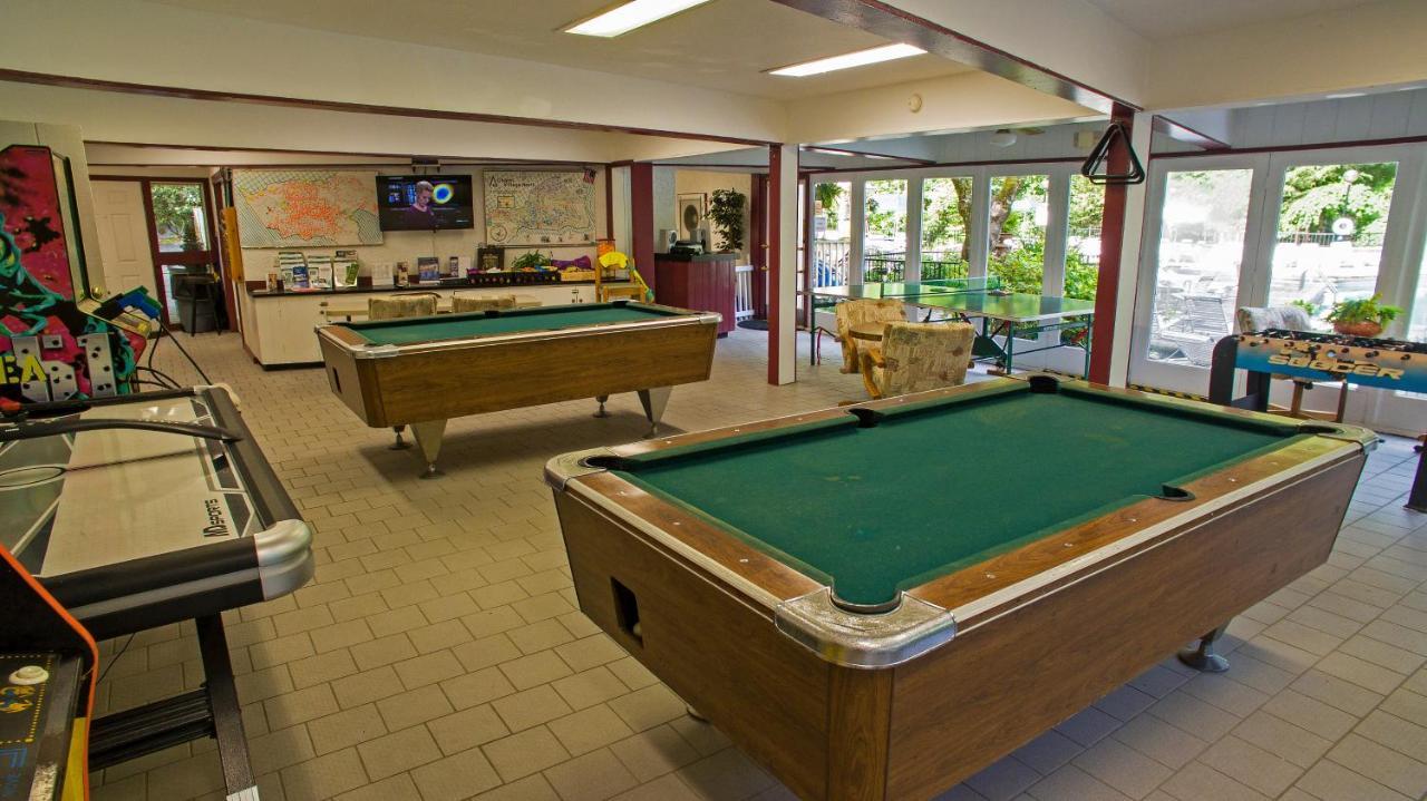 Moonshine Chalet, Hot Tub, Pool Access, Wifi, 1089 Free Tickets Each Paid Day, Dollywood And More Gatlinburg Exterior foto