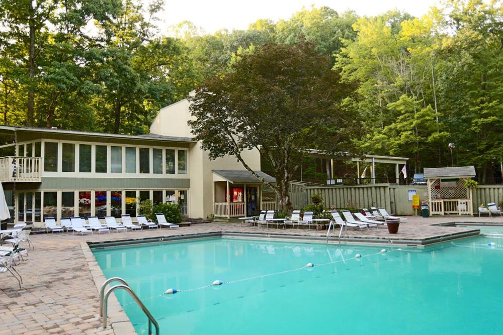 Moonshine Chalet, Hot Tub, Pool Access, Wifi, 1089 Free Tickets Each Paid Day, Dollywood And More Gatlinburg Exterior foto