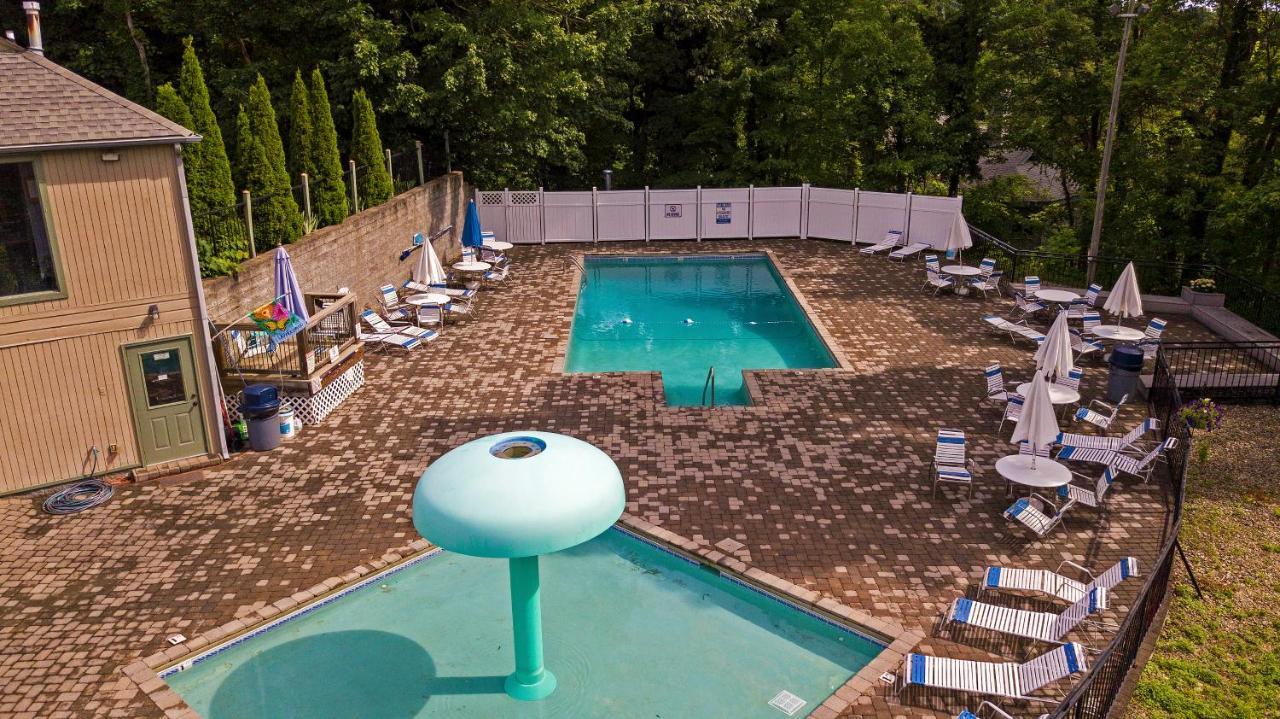 Moonshine Chalet, Hot Tub, Pool Access, Wifi, 1089 Free Tickets Each Paid Day, Dollywood And More Gatlinburg Exterior foto